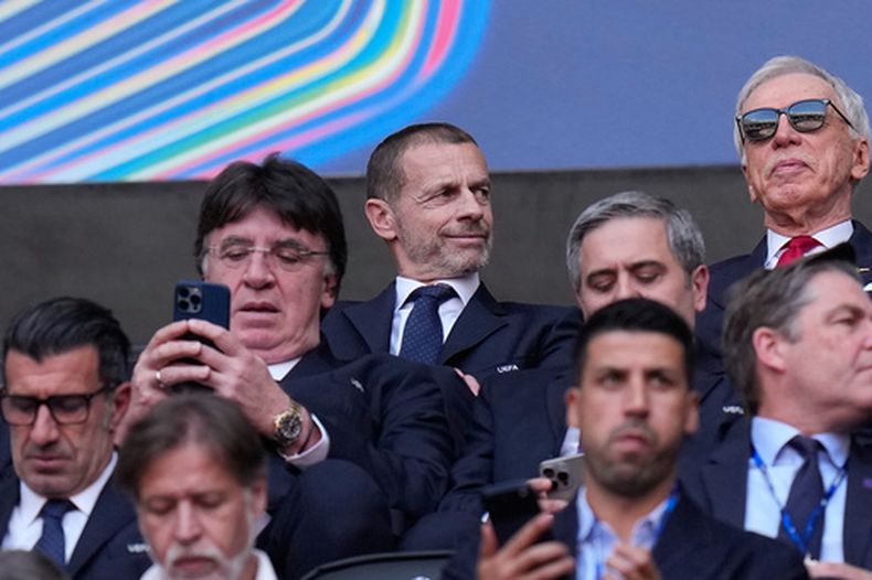 El presidente de la UEFA, Aleksander Ceferin, en la tribuna antes de la final de la Liga de Campeones entre el Paris Saint-Germain y el Arsenal, el sábado 30 de mayo de 2026, en Budapest. (AP Foto/Petr Josek)
