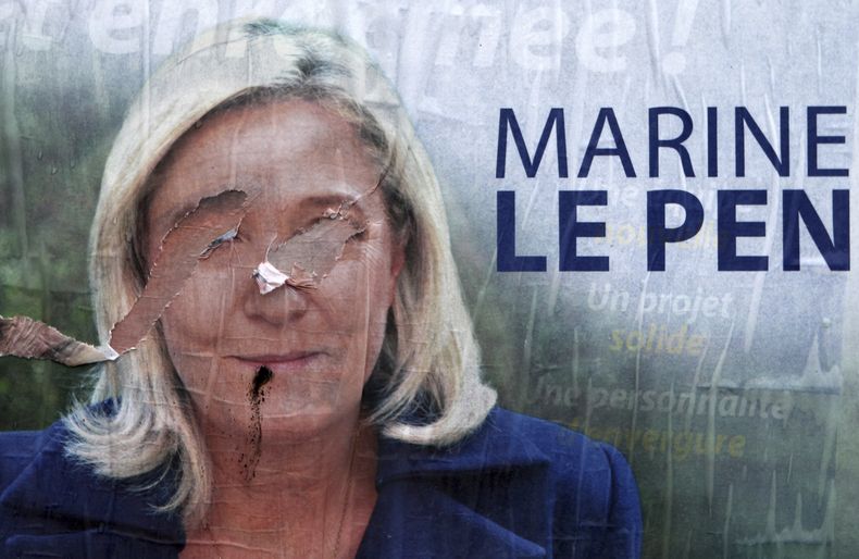 ARCHIVO - Un cartel roto de la líder del partido francés de extrema derecha Marine Le Pen en Henin-Beaumont, norte de Francia, el 11 de diciembre de 2015. (AP Foto/Michel Spingler, Archivo)