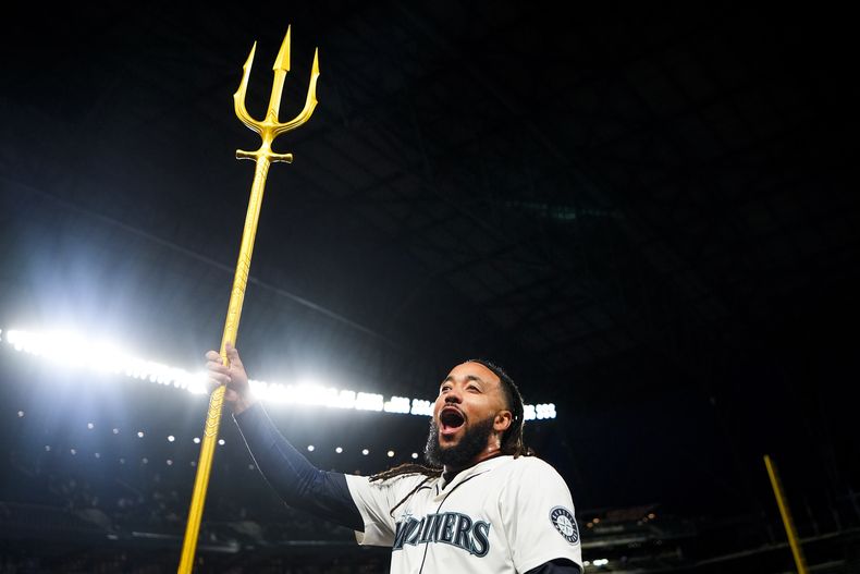 J.P. Crawford, de los Marineros de Seattle, alza un tridente para celebrar la victoria sobre los Astros de Houston, el miércoles 29 de mayo de 2024 (AP Foto/Lindsey Wasson)