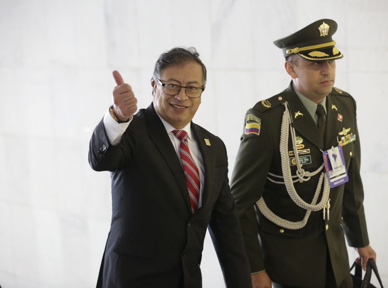 El presidente colombiano Gustavo Petro sonríe a los periodistas a su llegada a la Cumbre Sudamericana en el palacio Itamaraty, el martes 30 de mayo de 2023, en Brasilia, Brasil. El Cogreso recibió el lunes 5 de junio de 2023 tres denuncias para investigar posibles irregularidades en la financiación de la campaña electoral de Petro, con miras a un eventual juicio político contra el presidente colombiano. (AP Foto/Gustavo Moreno)