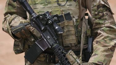 Un integrante de la 2da Brigada de Infantería 212 del Ejército de Estados Unidos vigila junto a la frontera entre Estados Unidos y México como parte de la Fuerza de Tarea Conjunta Frontera Sur, el jueves 3 de abril de 2025, en Douglas, Arizona. (Foto AP/Ross D. Franklin)