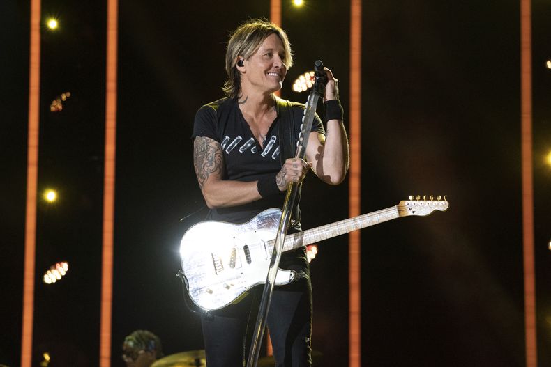 ARCHIVO - Keith Urban actúa durante el CMA Fest 2023 el viernes 9 de junio de 2023 en el Estadio Nissan de Nashville, Tennessee. (Foto Amy Harris/Invision/AP, archivo)