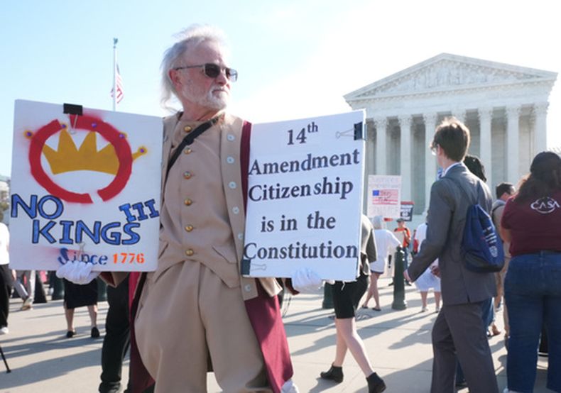 Manifestantes frente a la sede de la Corte Suprema de Estados Unidos donde se debate el tema de la ciudadanía por nacimiento, en Washington, el 1 de abril del 2026. (AP foto/J. Scott Applewhite)