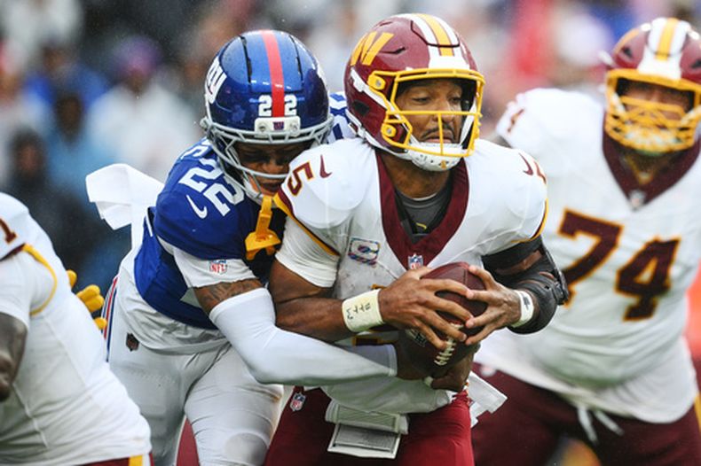 Dru Phillips, de los Giants de Nueva York, captura a Jayden Daniels, de los Commanders de Washington, el domingo 11 de octubre de 2026 (AP Foto/Nick Wass)