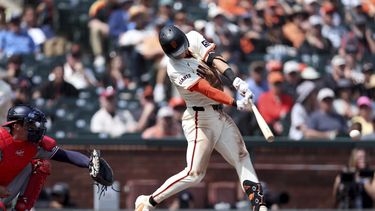 Tyler Fitzgerald, de los Gigantes de San Francisco, pega un sencillo en el duelo ante los Nacionales de Washington, el miércoles 10 de abril de 2024 (AP Foto/Jed Jacobsohn)