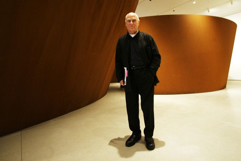 ARCHIVO - El famoso escultor estadounidense Richard Serra posa para un retrato junto a Sequence durante el recorrido de prensa de la exposición Richard Serra Sculpture: Forty Years en el Museo de Arte Moderno, el 29 de mayo de 2007, en Nueva York. Serra, conocido por convertir paredes curvas de acero oxidado y otros materiales maleables en obras de arte a gran escala que ahora están repartidas por todo el mundo, murió el martes 26 de marzo de 2024 en su casa en Long Island, Nueva York. Tenía 85 años. (Foto AP/Mary Altaffer, archivo)