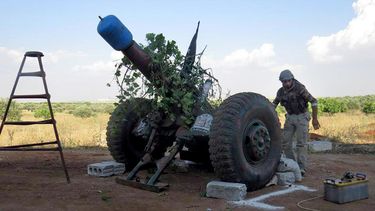 americateve | Fotograf&iacute;a de archivo del 21 de mayo de 2013 provista por el grupo activista y opuesto a Bashar Assad Edlib News Network (ENN), acreditado con base en su contenido y otro reporteo de The Associated Press, muestra a rebeldes sirios prepar&aacute;ndo