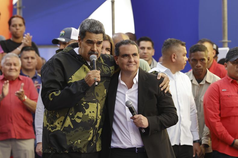 ARCHIVO - El presidente de Venezuela, Nicolás Maduro, y Alex Saab abrazados en un evento por el aniversario del golpe de 1958 que derrocó al dictador Marcos Pérez Jiménez, en Caracas, Venezuela, el 23 de enero de 2024. (AP Foto/Jesús Vargas, Archivo)