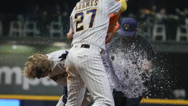 Joey Wiemer, de los Cerveceros de Milwaukee, es empapado por el dominicano Willy Adames, al festejar la victoria sobre los Reales de Kansas City, el sábado 13 de mayo de 2023 (AP Foto/Morry Gash)