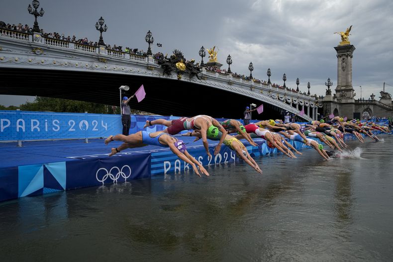 Las triatletas se lanzan al rio Sena para el inicio del triatlón femenino de los Juegos Olímpicos de París, el miércoles 31 de julio de 2024. (AP Foto/Vadim Ghirda)