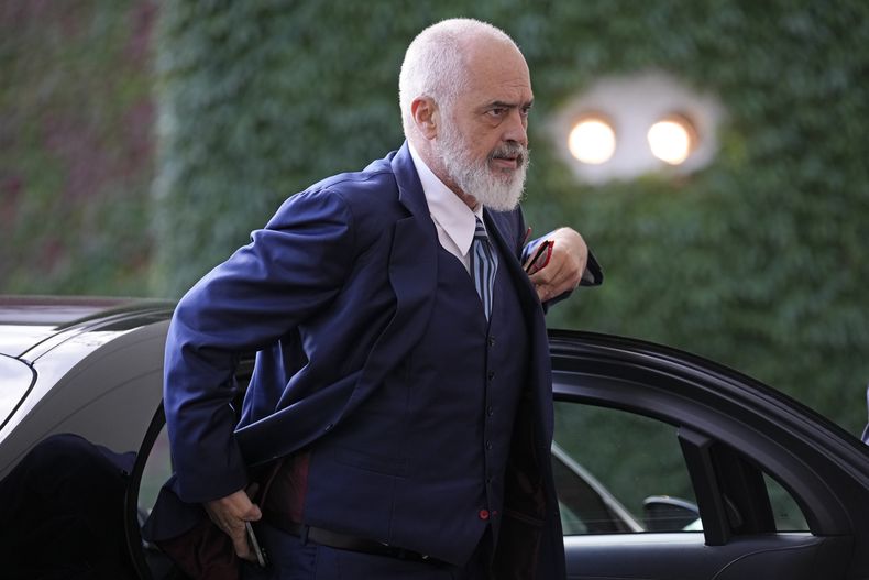 Edi Rama, primer ministro de Albania, llega a la cumbre del Proceso de Berlín sobre integración en los Balcanes, en Berlín, Alemania, el lunes 14 de octubre de 2024. (AP Foto/Ebrahim Noroozi)