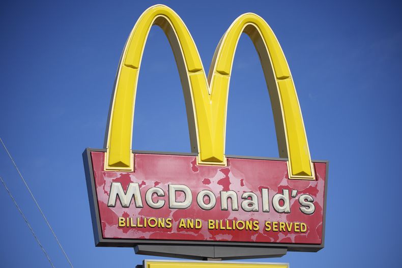 ARCHIVO - Un letrero sobre un restaurante McDonalds en South Colorado Boulevard, en Denver, el domingo 24 de octubre de 2021. (AP Foto/David Zalubowski, Archivo)