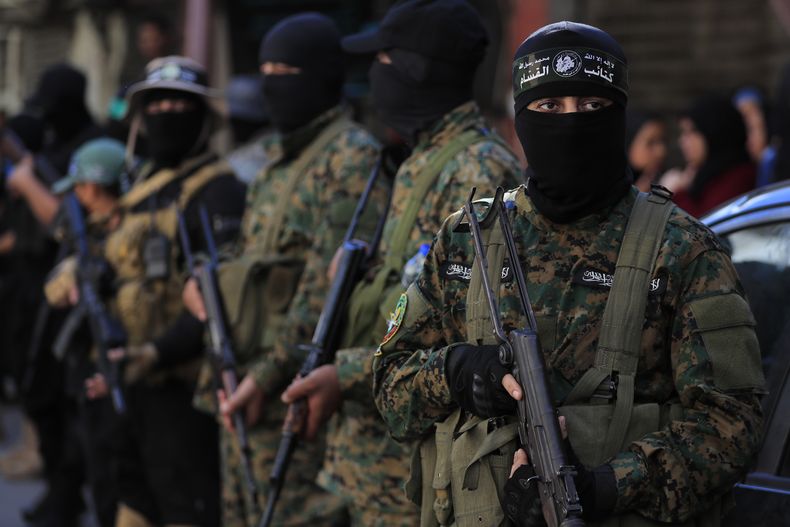 ARCHIVO - Combatientes de Hamás asisten al funeral de Samer al-Haj, un responsable del grupo insurgente que fue asesinado en un ataque israelí con dron, en el campo de refugiados palestinos de Ein el-Hilweh, en la ciudad portuaria de Sidón, al sur de Líbano, el 10 de agosto de 2024. (AP Foto/Mohammed Zaatari, archivo)