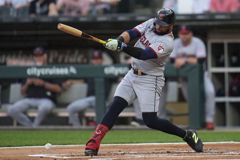 El dominicano Carlos Santana, de los Guardianes de Cleveland, batea un doble de dos carreras en el duelo ante los Medias Blancas de Chicago, el viernes 8 de agosto de 2025 (AP Foto/Erin Hooley)
