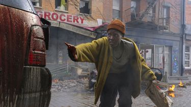 Esta imagen publicada por Paramount Pictures muestra a Lupita Nyongo en una escena de la película A Quiet Place: Day One. (Gareth Gatrell/Paramount Pictures vía AP)
