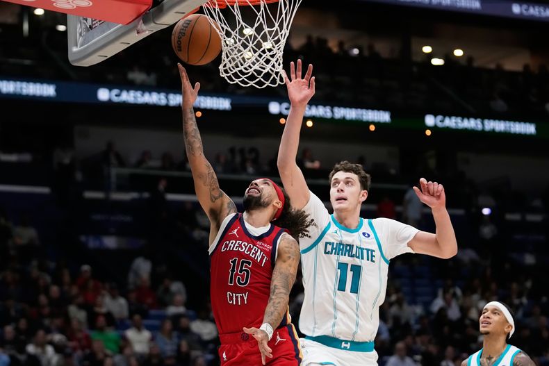 José Alvarado, de los Pelicans de Nueva Orleáns, salta hacia la cesta frente a Ryan Kalkbrenner, de los Hornets de Charlotte, en el encuentro del martes 4 de noviembre de 2025 (AP Foto/Gerald Herbert)