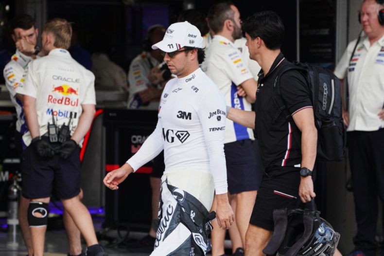 El piloto de Cadillac Sergio Pérez en el garaje durante la clasificación del Gran Premio de Estados Unidos de la F1, el sábado 24 de octubre de 2026, en Austin, Texas. (Dustin Safranek/Pool Foto vía AP)