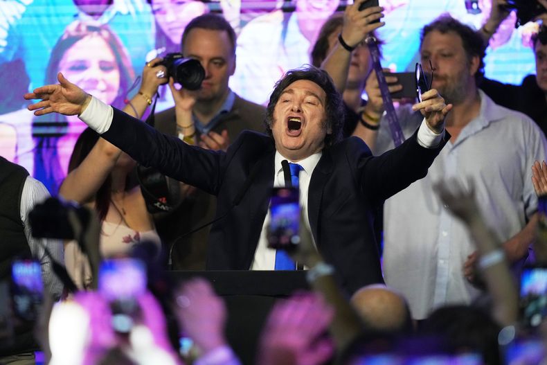 El presidente argentino Javier Milei celebra tras ganar las elecciones legislativas de mitad de período en Buenos Aires, Argentina, el domingo 26 de octubre de 2025. (AP Foto/Rodrigo Abd)
