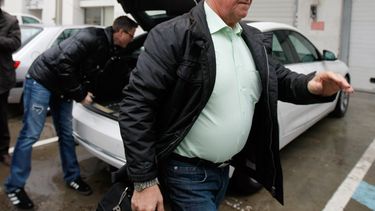 americateve | Rolf Schumacher, derecha, padre del piloto Michael Schumacher, y su hermano Ralf llegan al hospital de Grenoble, en los Alpes franceses, donde est&aacute; hospitalizado el siete veces campe&oacute;n de la F&oacute;rmula Uno tras sufrir un accidente grave