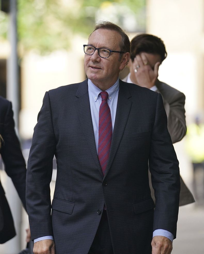 El actor Kevin Spacey llega a la Corte de la Corona en Southwark donde está acusado de abuso sexual contra cuatro hombres mientras trabajaba en el Teatro Old Vic en Londres el jueves 6 de julio de 2023. (Lucy North/PA vía AP)