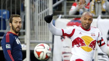 americateve | Thierry Henry (der) remata ante la marca de A.J. Soares durante la final de la Conferencia Oriental de la MLS entre los Red Bulls de Nueva York y el New England Revolution. Henry, de 37 a&ntilde;os y cuyo contrato acaba de expirar, dijo que se va de la ML