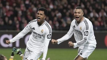 Rodrygo (izquierda) celebra con su compañero Kylian Mbappé tras anotar el tercer gol del Real Madrid en la victoria 3-0 ante Brest en la Liga de Campeones, el miércoles 29 de enero de 2025, en Guingamp. (AP Foto/Thibault Camus)