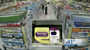 captada en camara quedo una pareja que robo 61 cajas de antiacidos de un supermercado publix