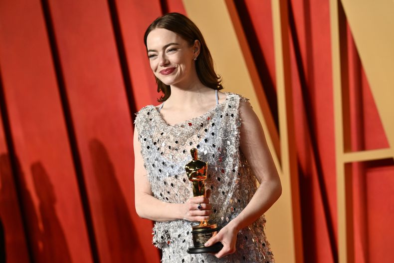 Emma Stone llega a la fiesta de Vanity Fair tras los Oscar el domingo 10 de marzo de 2024, en el Centro Wallis Annenberg para las Artes Escénicas en Beverly Hills, California. (Foto Evan Agostini/Invision/AP)
