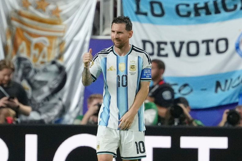 Lionel Messi (10) reacciona tras marcar su tercer gol para Argentina en la victoria 3-0 ante Argelia en el Grupo J del Mundial, el martes 16 de junio de 2026, en Kansas City, Missouri. (AP Foto/Ed Zurga)