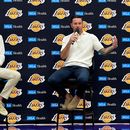 El gerente general de los Lakers de Los Ángeles, Rob Pelinka (izquierda), y el entrenador en jefe JJ Redick conversan con los reporteros en una conferencia de prensa en el complejo de entrenamiento de los Lakers en El Segundo, California, el 24 de septiembre de 2026. (Foto AP/Greg Beacham)
