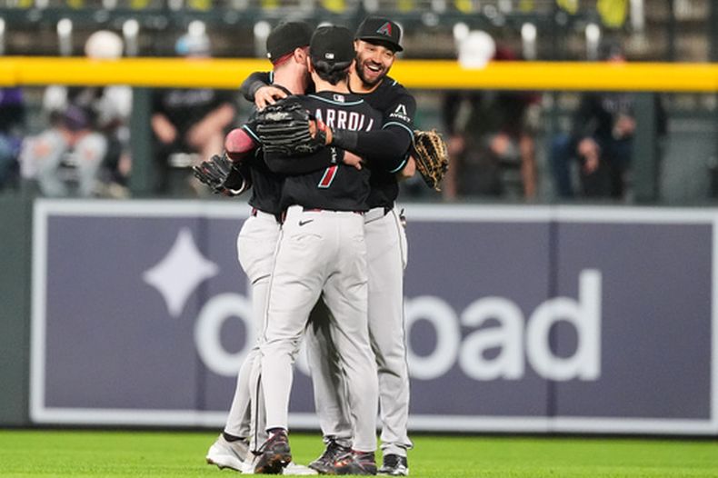 El jardinero derecho de los Diamondbacks de Arizona Corbin Carroll celebra con el jardinero izquiero Tim Tawa y el jardinero central Jordan Lawlar al vencer a los Rockies de Colorado el miércoles 23 de septiembre del 2026. (AP Foto/David Zalubowski)