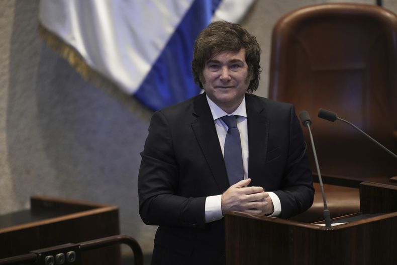 El presidente de Argentina, Javier Milei, habla a legisladores en el Knéset, el parlamento israelí, en Jerusalén, el miércoles 11 de junio de 2025. (AP Foto/Ohad Zwigenberg)