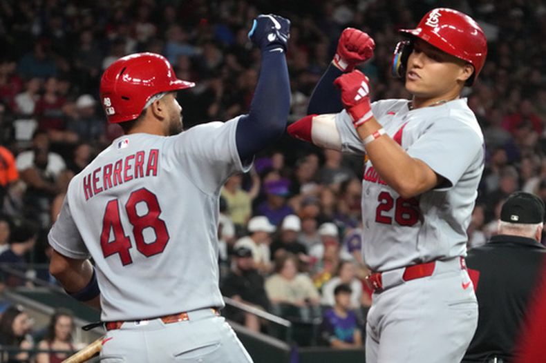 JJ Wetherholt, de los Cardenales de San Luis, celebra con Iván Herrera (48) tras conectar un jonrón solitario contra los Diamondbacks de Arizona en la quinta entrada de un partido de béisbol, el viernes 17 de julio de 2026, en Phoenix. (Foto AP/Rick Scuteri)