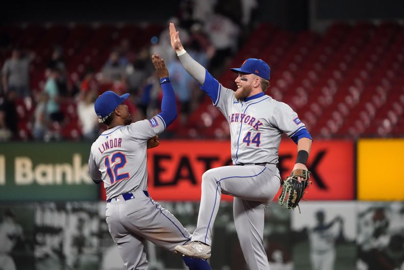 Harrison Bader de los Mets de Nueva York, a la derecha, y su compañero de equipo Francisco Lindor (12) celebran una victoria por 7-5 sobre los Cardenales de San Luis en el juego de béisbol el martes 7 de mayo de 2024 en San Luis. (AP Foto/Jeff Roberson)