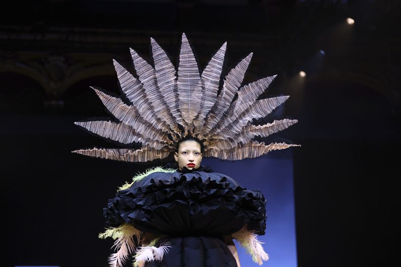 Una modelo luce una creación de la colección de Alta Costura Otoño-Invierno 2025/26 de Viktor & Rolf presentada el miércoles 9 de julio de 2025 en París. (Foto AP/Tom Nicholson)