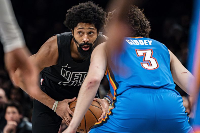 El armador de los Nets de Brooklyn Spencer Dinwiddie es defendido por el base del Thunder de Oklahoma City Josh Giddey (3) durante la 2da mitad del juego de baloncesto de la NBA, en Nueva York, el viernes 5 de enero de 2023. (AP Foto/Peter K. Afriyie)