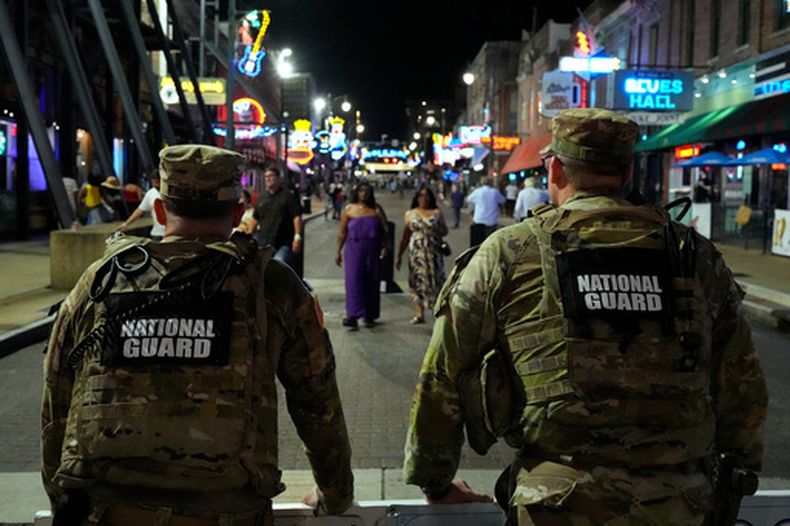 ARCHIVO – Miembros de la Guardia Nacional montan guardia en Beale St., el viernes 17 de julio de 2026, en Memphis, Tennessee. (AP Foto/George Walker IV, Archivo)