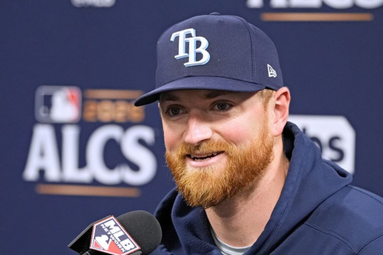 El lanzador de los Rays de Tampa Bay, Drew Rasmussen, habla con los medios antes del entrenamiento para la serie de campeonato de la Liga Americana de béisbol contra los Guardianes de Cleveland, el domingo 11 de octubre de 2026, en St. Petersburg, Florida. (Foto AP/Chris OMeara)