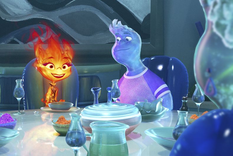 En esta imagen proporcionada por Disney/Pixar Studios, Ember, con la voz de Leah Lewis, izquierda, y Wade, con la voz de Mamoudou Athie en una escena de la película animada Elemental. (Disney/Pixar vía AP)
