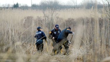 Policías buscan restos humanos en Oak Beach, Nueva York, el 12 de diciembre del 2011. (James Carbone/Newsday via AP, Pool)