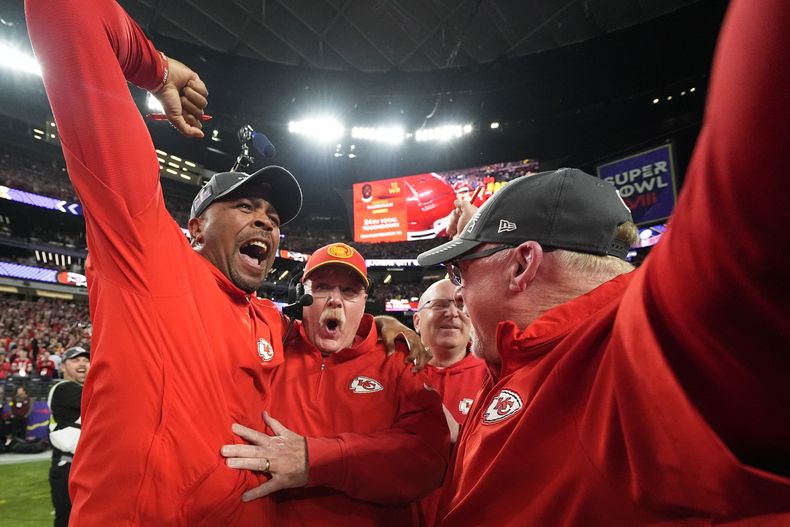 El entrenador de los Chiefs de Kansas City Andy Reid (centro) celebra la victoria ante los 49ers de San Francisco en el Super Bowl 58, el domingo 11 de febrero de 2024, en Las Vegas. (AP Foto/Julio Cortez)