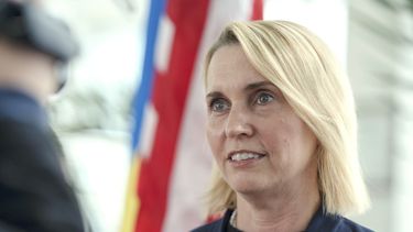 La embajadora estadounidense en Ucrania Bridget Brink en conferencia de prensa en Izmail, Ucrania, el 26 de abril del 2023. (AP foto/Andrew Kravchenko)