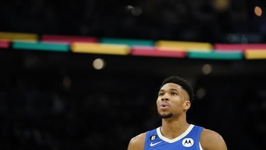 Antetokounmpo logra triple doble; Bucks hilan 7mo triunfo