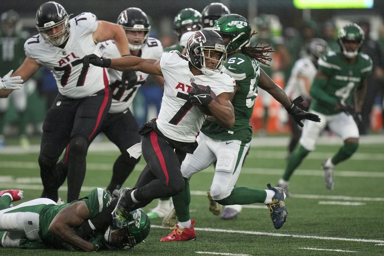 El corredor de los Falcons de Atlanta Bijan Robinson acarrea el balón en el encuentro ante los Jets de Nueva York en East Rutherford, Nueva Jersey el domingo 3 de diciembre del 2023. (AP Foto/Seth Wenig)