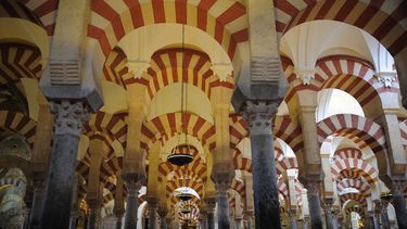 americateve | En esta foto del 6 de agosto del 2009, los turistas visitan la gran mezquita de C&oacute;rdoba en Espa&ntilde;a. El gobierno regional de Andaluc&iacute;a se quej&oacute; por lo que considera medidas de la Iglesia cat&oacute;lica de eliminar las referencia