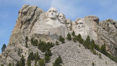 ARCHIVO – Una enorme escultura tallada en el monte Rushmore muestra a los presidentes estadounidenses George Washington, Thomas Jefferson, Theodore Roosevelt y Abraham Lincoln en el Monumento Nacional del Monte Rushmore, el jueves 21 de septiembre de 2023, en Keystone, Fakota del Sur. (AP Foto/David Zalubowski, Archivo)