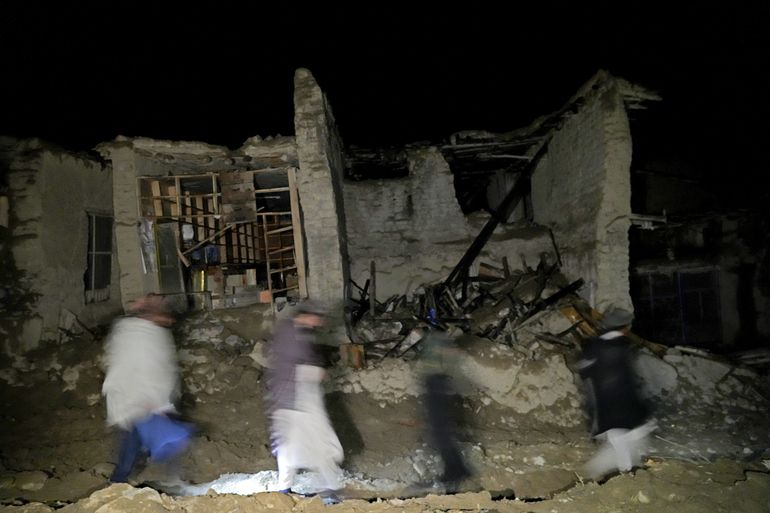 Sobrevivientes trabajan sin equipos tras sismo en Afganistán