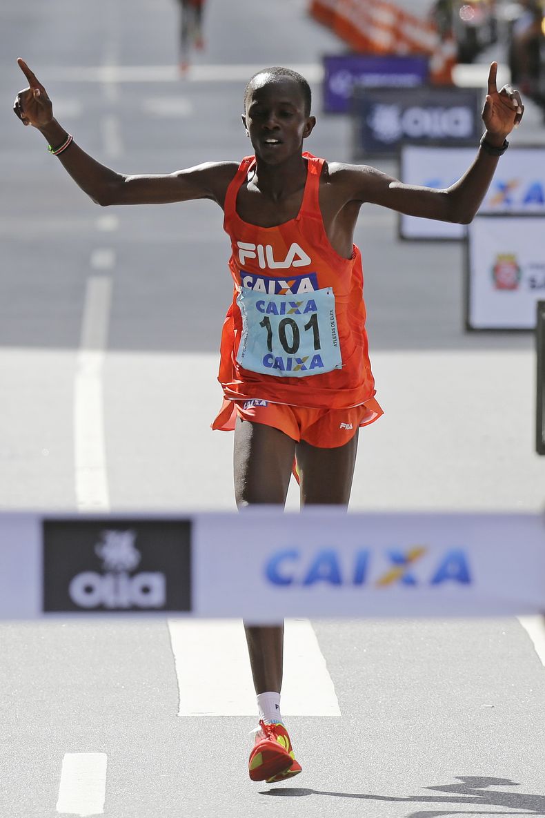 El keniano Edwin Kipsang Rotich cruza la meta para ganar la carrera de San Silvestre en Sao Paulo, Brasil, el martes 31 de diciembre de 2013. (AP Foto/Nelson Antoine)