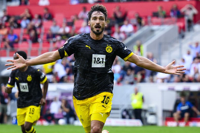 Mats Hummels del Borussia Dortmund celebra tras anotar el tercer gol de su equipo en el encuentro ante el Freiburg en la Bundesliga el sábado 16 de septiembre del 2023. (Tom Weller/dpa via AP)