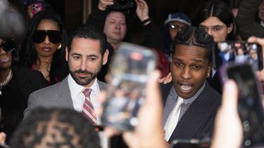 A$AP Rocky, a la derecha, habla junto al abogado Chad Seigel después de que fue declarado inocente en su juicio el martes 18 de febrero de 2025 en Los Ángeles. (Foto AP/Damian Dovarganes)